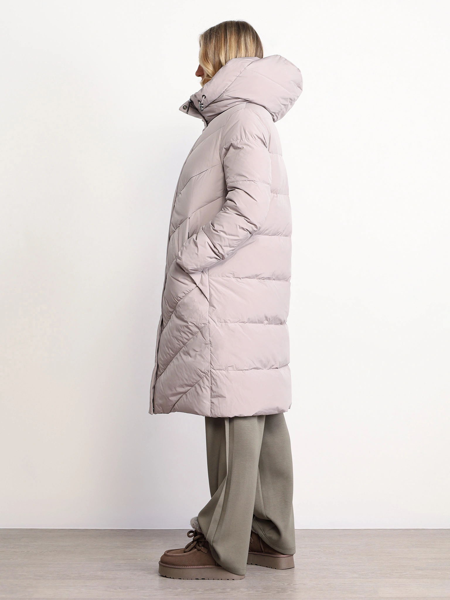 Пуховик бежевого цвета с двойным капюшоном